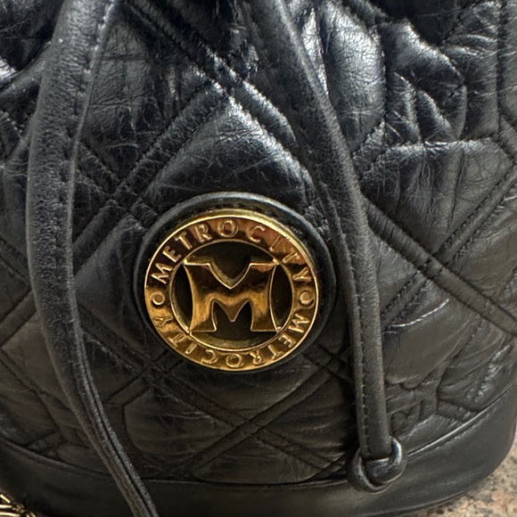 Metrocity Quilted bucket Crossbody with Gold Chain Strap EXCELLENT CONDITION! - Picture 2 of 7
